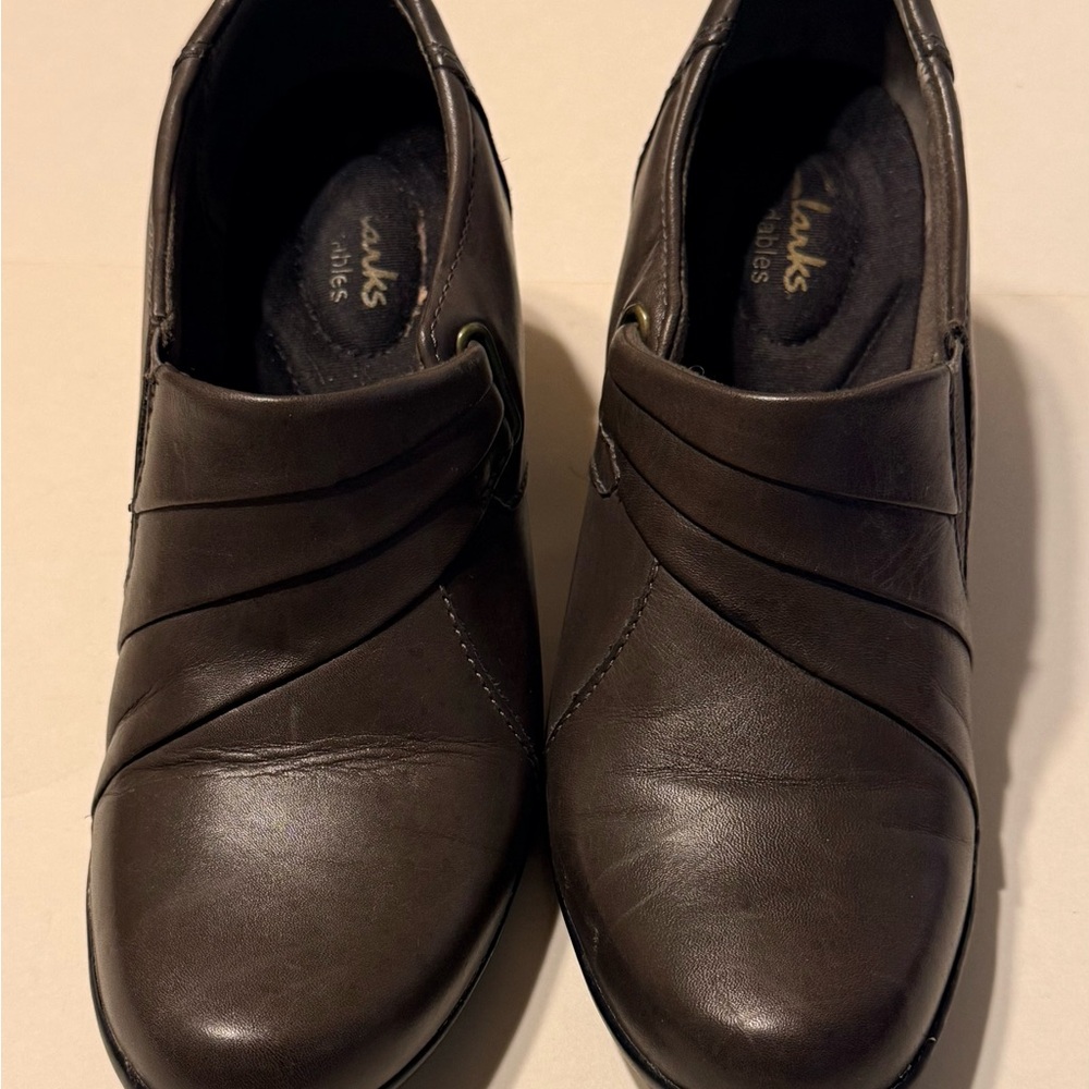 Clarks Ingalls Divine Leather Pleated Heel 7M Taupe